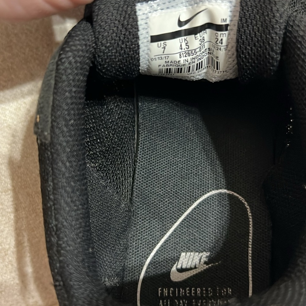 Women’s Black & White Nike - Picture 8 of 9